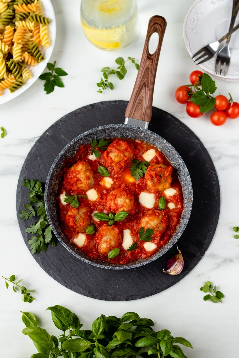 Klopsiki z mozzarellą w sosie pomidorowym