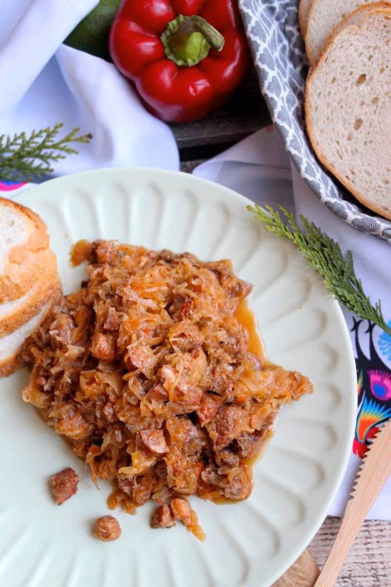 Bigos z białej i kiszonej kapusty