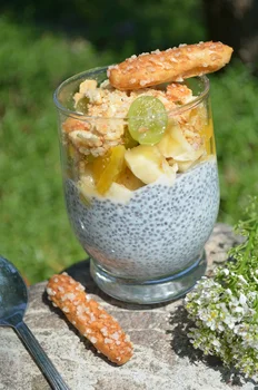 Deser chia z owocami
