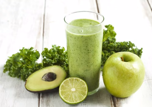 ZDROWE SMOOTHIE Z JARMUŻEM, BAZYLIĄ I OWOCAMI