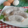 Biała kiełbasa w sosie chrzanowym.