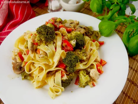 Makaron tagliatelle  z kurczakiem i warzywami - e-PrzepisyKulinarne.pl