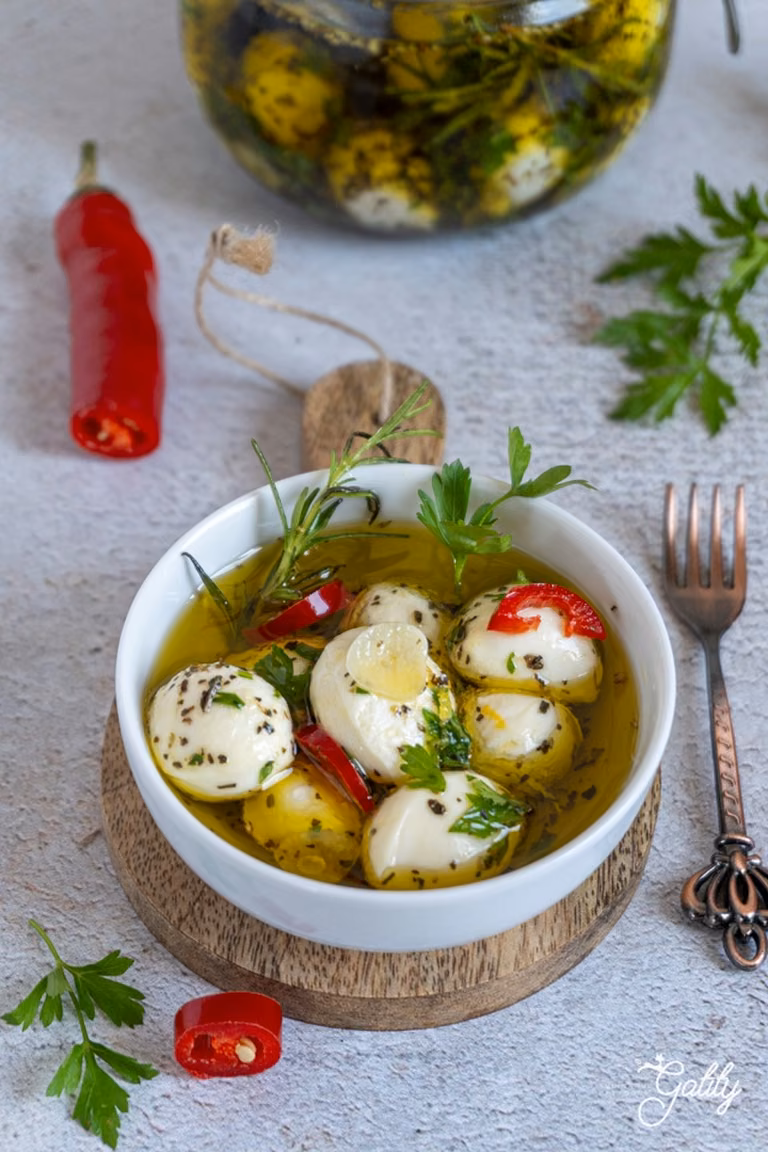Mini mozzarelle marynowane w oliwie z ziołami