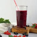 Koktajl owocowy w kolorach lata