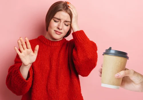 Masz bóle głowy? Absolutnie nie sięgaj po ten popularny napój!