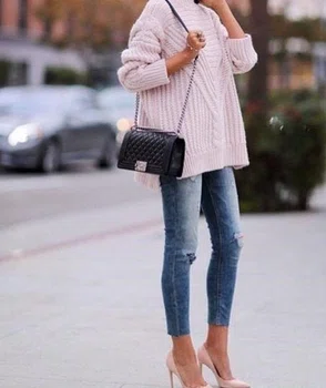 Sweter, jeasny i beżowe dodatki- luźno i modnie