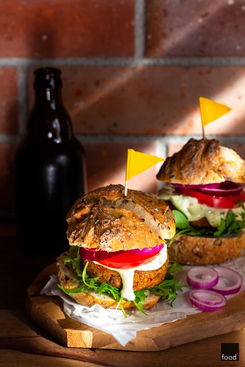 Wegańskie burgery jaglane z majonezem z jalapeño - food²