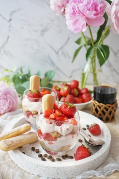 Deser tiramisu z truskawkami