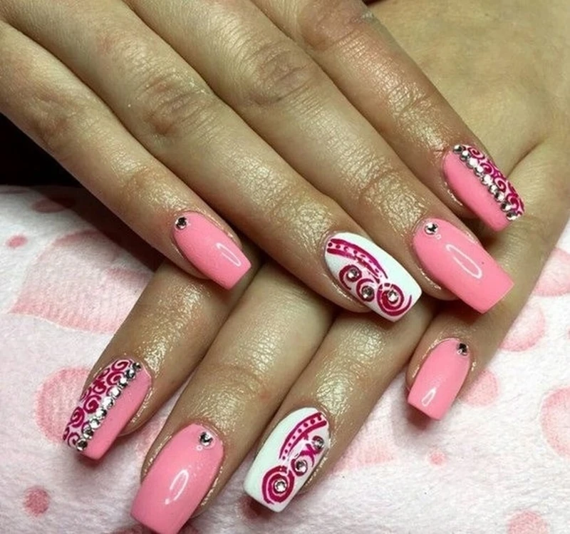Różowy manicure z ozdobami