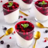Panna cotta z galaretką z owocami lata