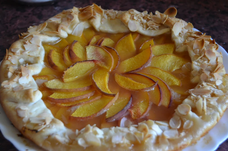 Tarta brzoskwiniowa z płatkami migdałowymi