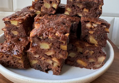 Ciasto czekoladowe z jabłkami – bez tłuszczu i bez miksera