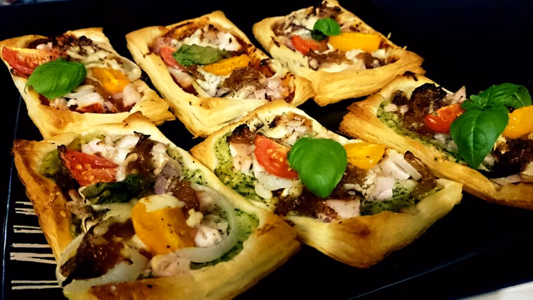 sylwestrowe przekąski: pizzerinki  na cieście francuskim z kurczakiem i cheddarem
