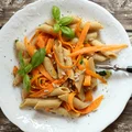Razowy makaron z marchewką i rukolą - 666 kcal