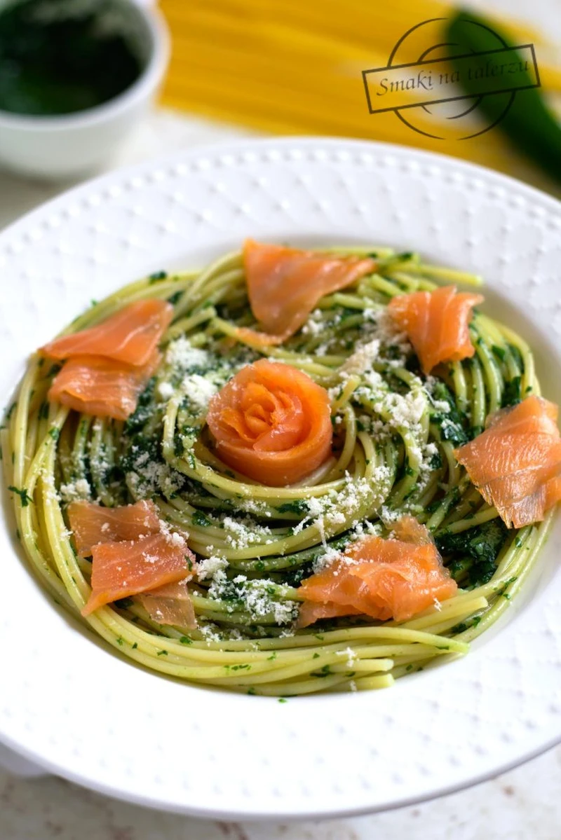 Spaghetti z łososiem oraz pesto z czosnku niedźwiedziego