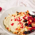 Kokosowa jaglanka z owocami