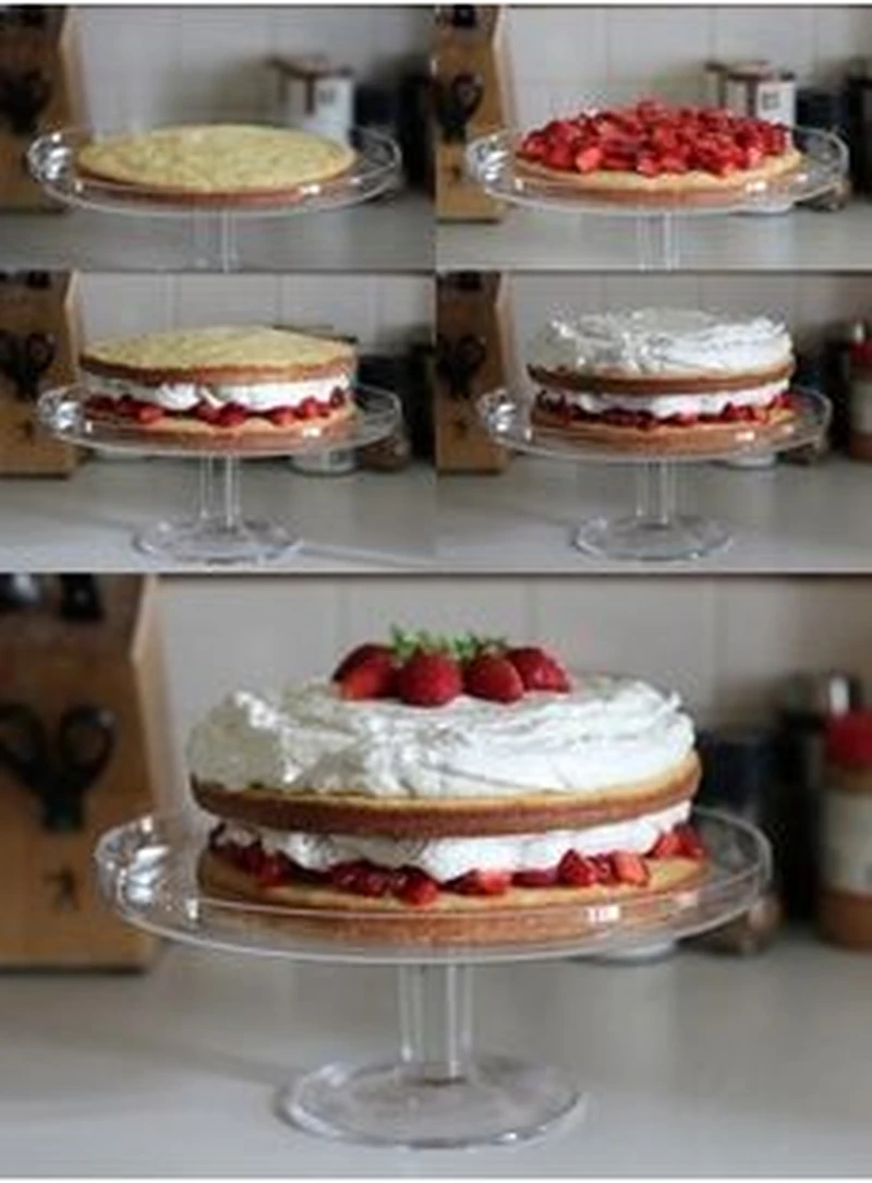 Tort z truskawkami i bitą śmietaną