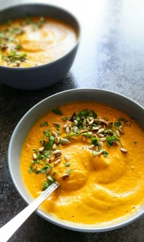 Kremowa zupa marchewkowa z masłem orzechowym