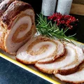Pieczona rolada z boczku i mielonego mięsa.
