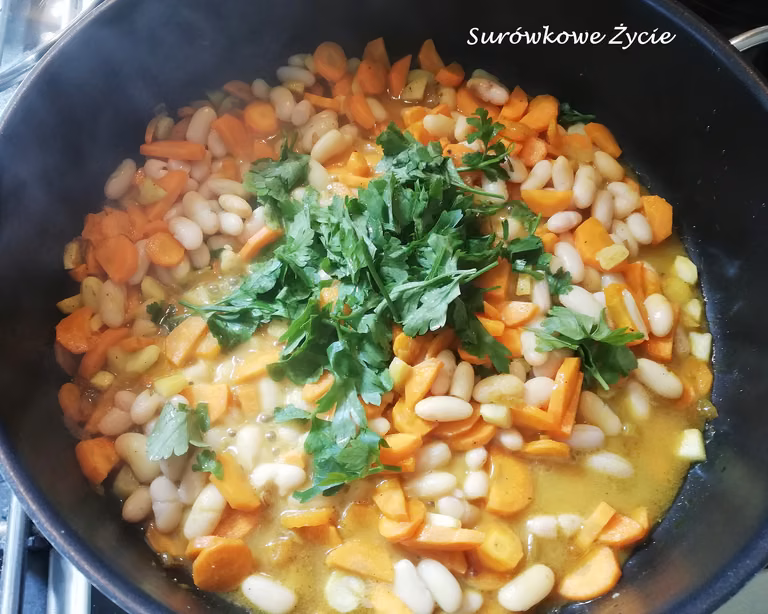 Curry warzywne z marchewką, pietruszką i białą fasolką