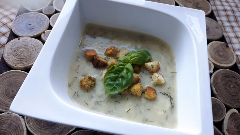 ZUPA ZE ŚWIEŻYCH OGÓRKÓW