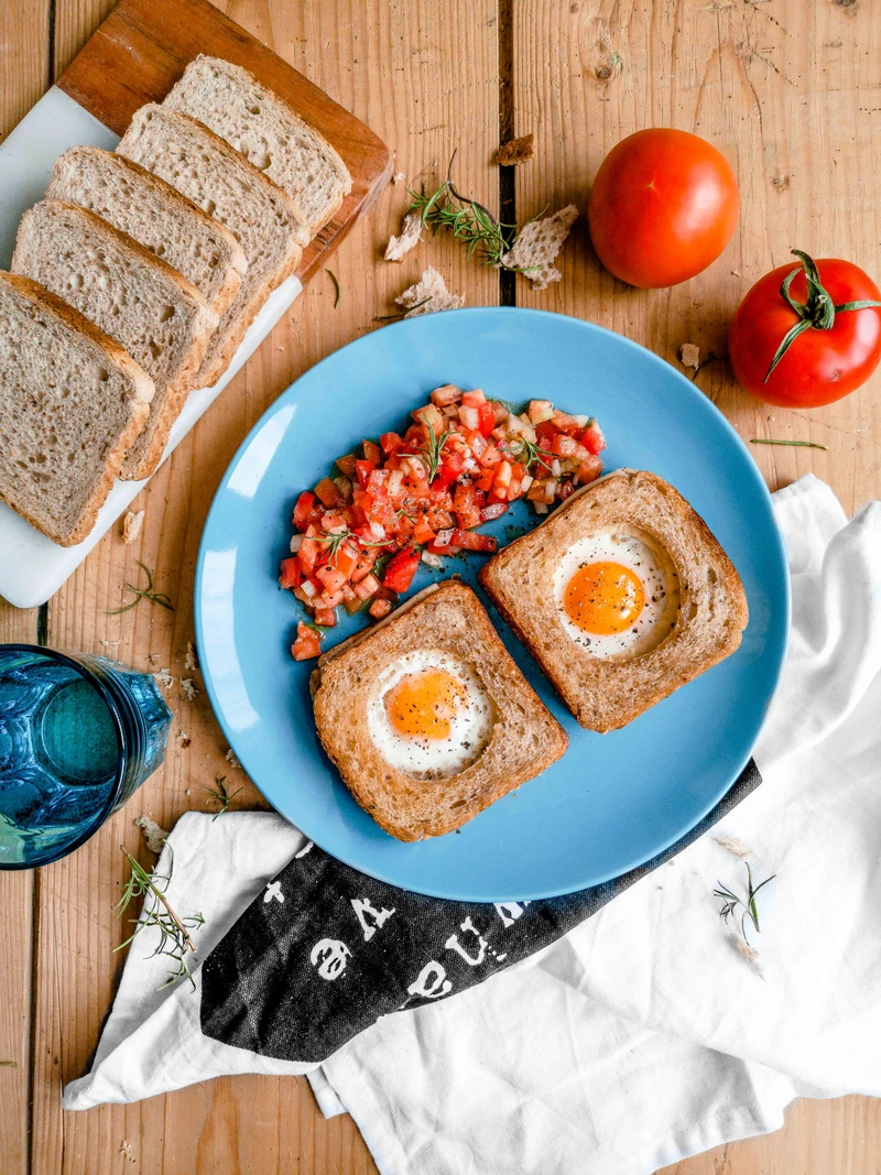 Jajka sadzone w tostach z pomidorową salsą