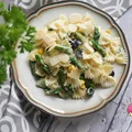 MAKARON ZE SZPARAGAMI, OLIWKAMI I KUKURYDZĄ W SOSIE ŚMIETANOWYM