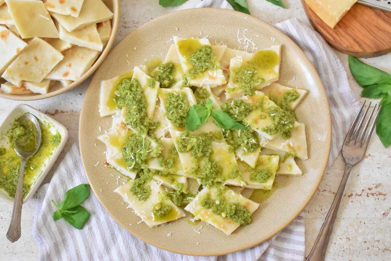 Włoskie kluseczki naleśnikowe z pesto
