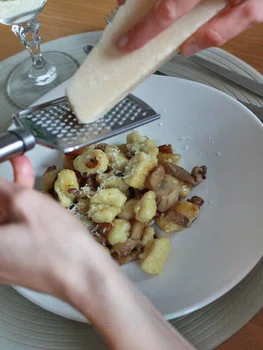 ŚRODA: DOMOWE GNOCCHI Z BOCZNIAKAMI