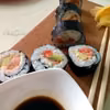 Sushi futomaki z wędzonym łososiem, warzywami i serkiem śmietankowym