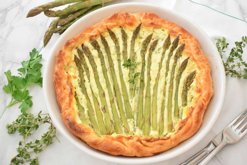 Tarta na francuskim cieście ze szparagami