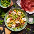 Makaron z bobem, szynką i burratą