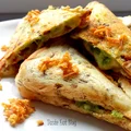 Tosty z pieczarkami i zielonym pesto z orzechami od Symbio