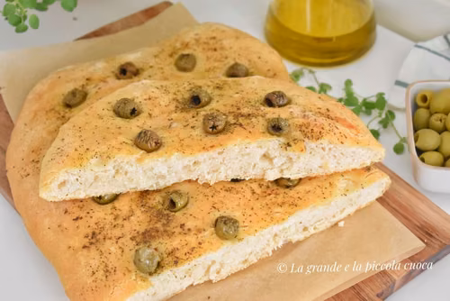 Focaccia z oliwkami na cieście bez wyrabiania
