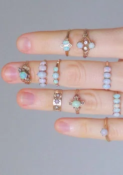 Delikatne pierścionki z opalem