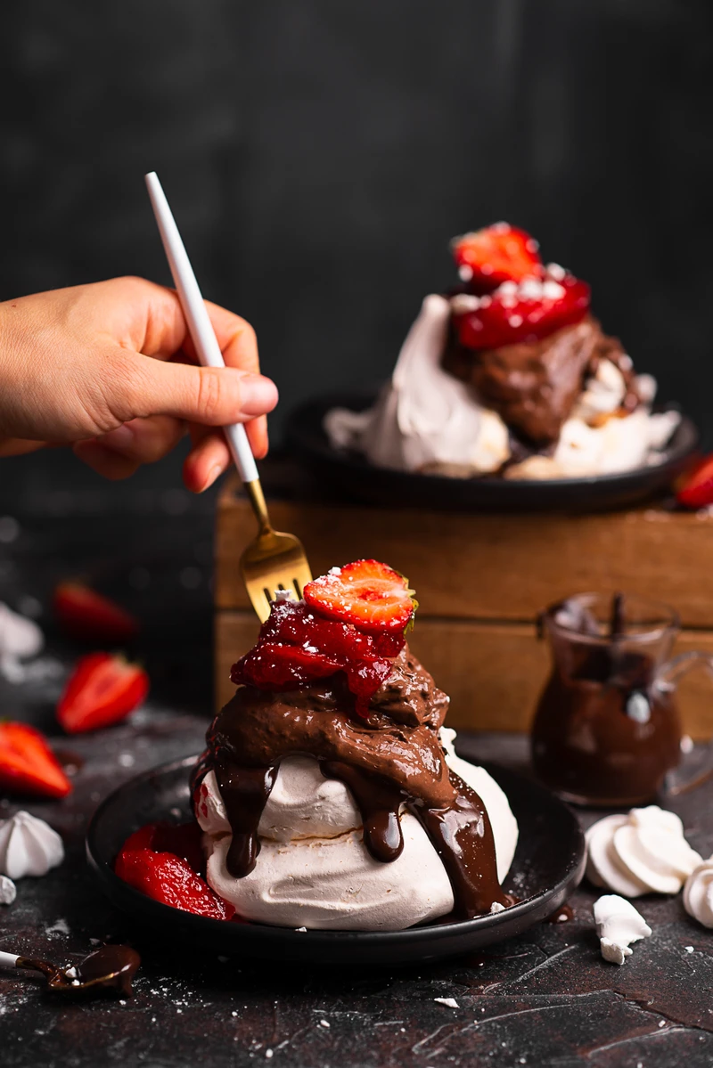 Mini Pavlova - beza z kremem czekoladowym i truskawkami