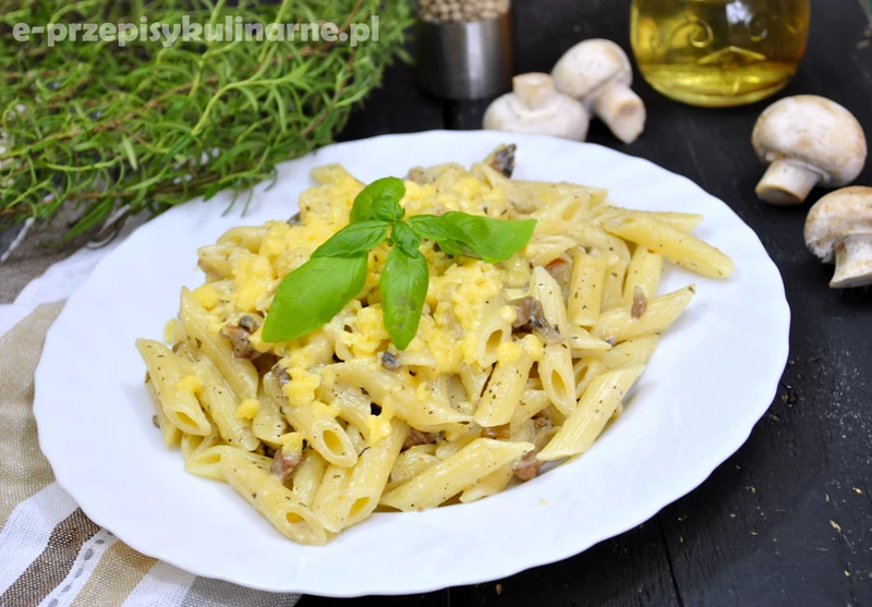 PENNE W SOSIE ŚMIETANOWYM