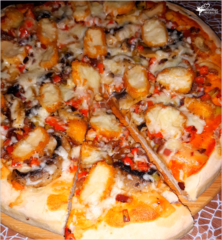 Pizza z nuggetsami na grubym cebulowym cieście