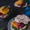 Burgery dyniowe na podpłomykach orkiszowych z chutnejem śliwkowym
