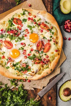 Pizza śniadaniowa z jajkiem i awokado