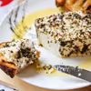 Pieczony ser feta w ziołach i oliwie