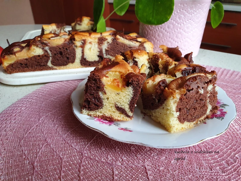 Dwukolorowe ciasto z jabłkami