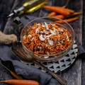Surówka z marchewki i bakalii, z imbirowym winegretem
