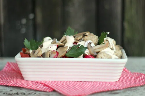 Sałatka pulpetowa z pieczarkami.