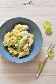 Kopytka zapieczone z mascarpone, porem i serem cheddar