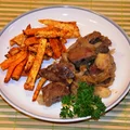 Wątróbka z jabłkiem i frytki z selera i marchewki