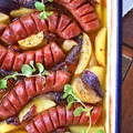 Kiełbasa pieczona z ziemniakami i kolorowymi cebulami