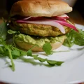 BURGER Z GROSZKU I FASOLI Z DODATKIEM MARYNOWANEJ CEBULI