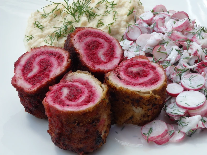 Roladki schabowe z buraczkiem i chrzanem