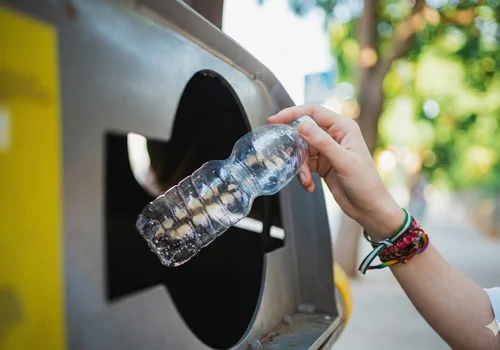 Mieliśmy płacić mniej za śmieci. Dlaczego po systemie kaucyjnym rachunki rosną?